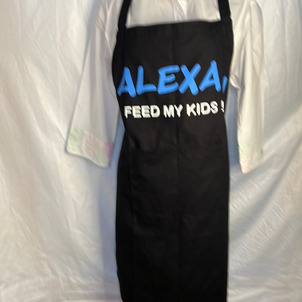 New With Tags: Alexa Black 2 pocket Apron